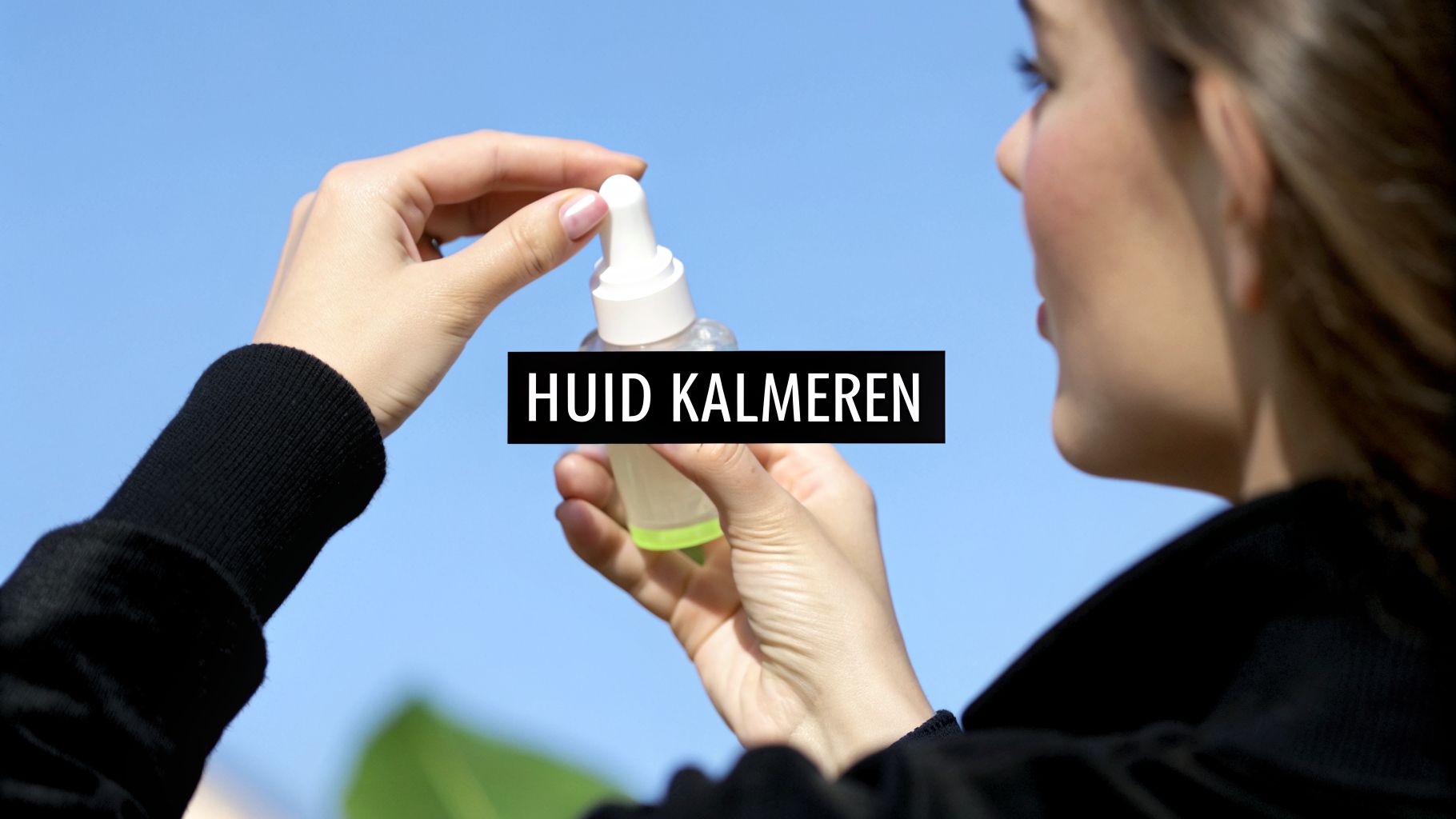 Een persoon houdt een druppelflesje met huidproduct vast tegen een blauwe lucht, met de tekst 'HUID KALMEREN'.