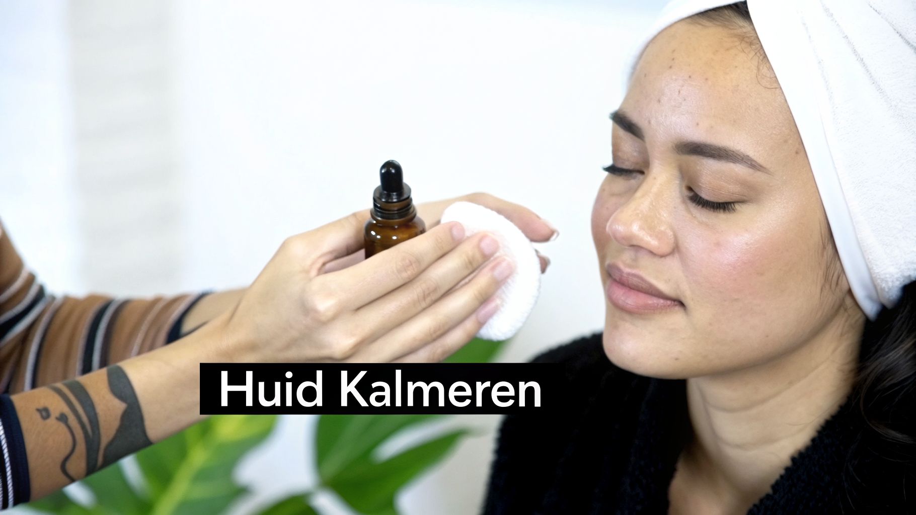 Vrouw krijgt gezichtsbehandeling om huid te kalmeren met serum en wattenschijfje.