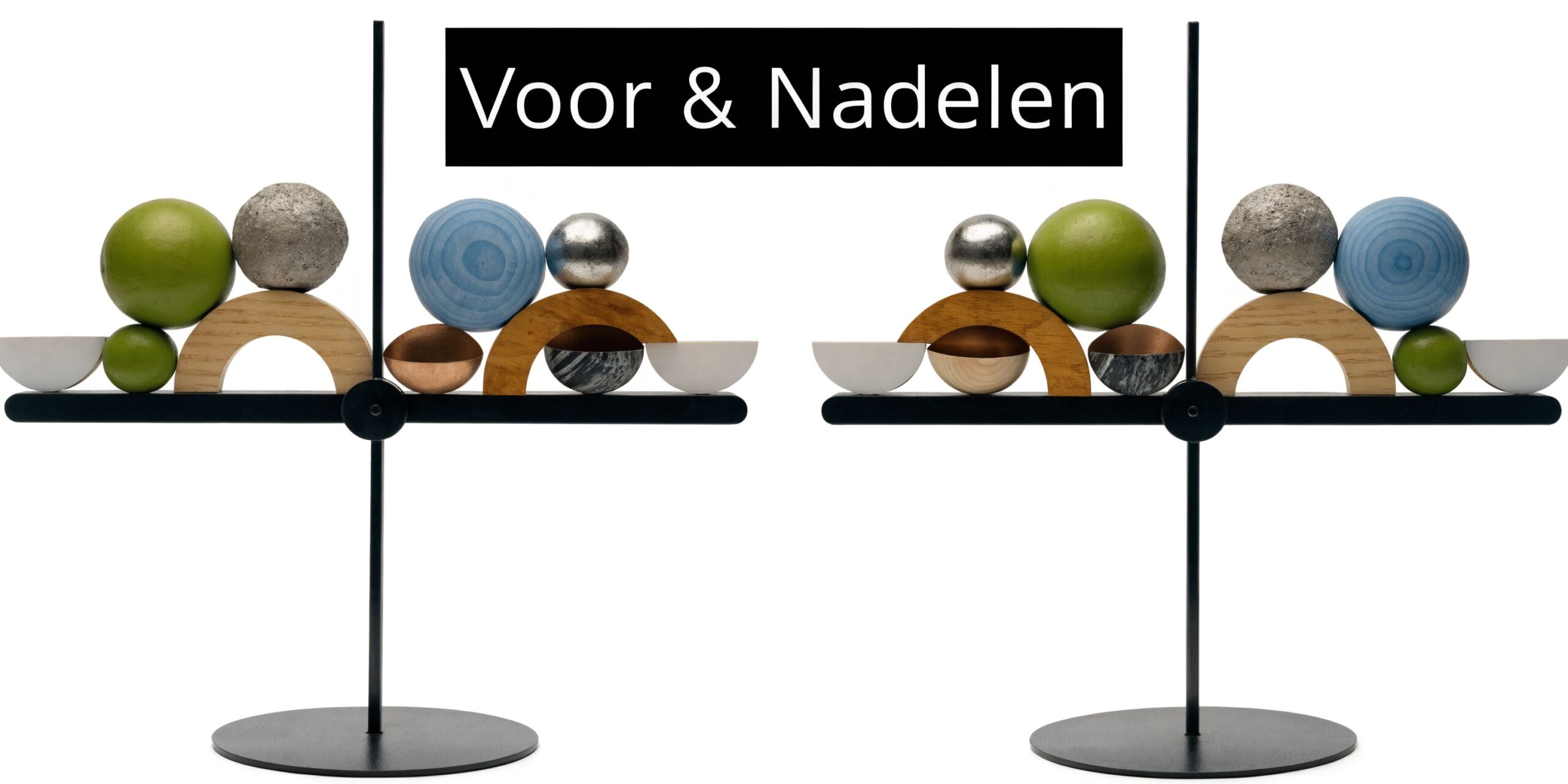 Een conceptuele balansschaal met geometrische vormen en bollen die voor- en nadelen symboliseert in een zakelijke context.