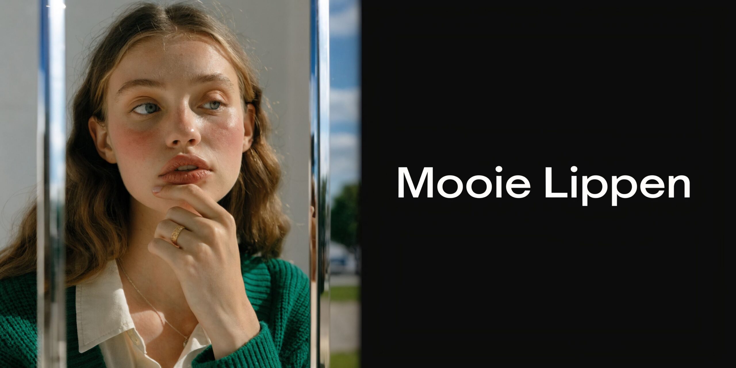 Een jonge vrouw met een natuurlijke uitstraling die haar lippen aanraakt, gepresenteerd in een stijlvol kader.