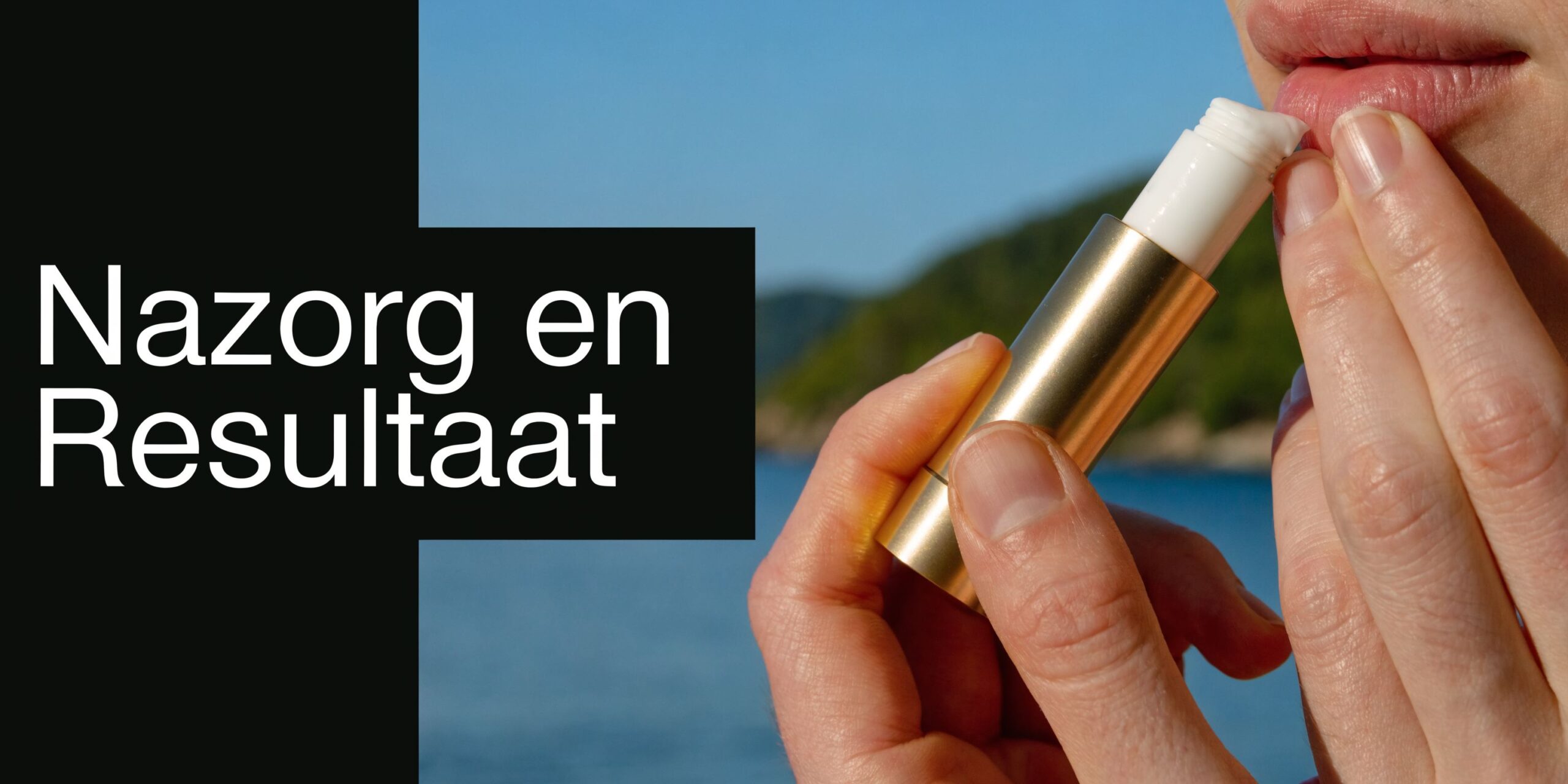 Een persoon brengt lippenbalsem aan op de lippen met een gouden tube op een zonnige locatie.