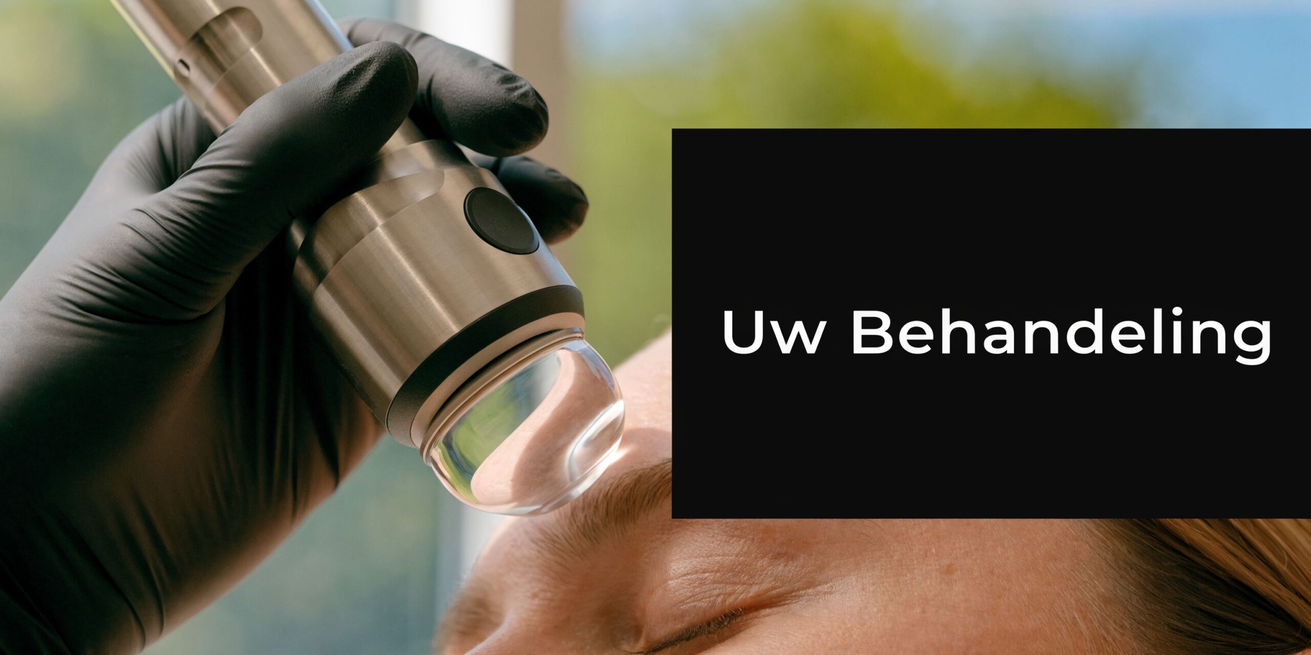 Een schoonheidsspecialist met zwarte handschoenen gebruikt een radiofrequentie-apparaat voor een professionele gezichtsbehandeling op de huid van een cliënt.