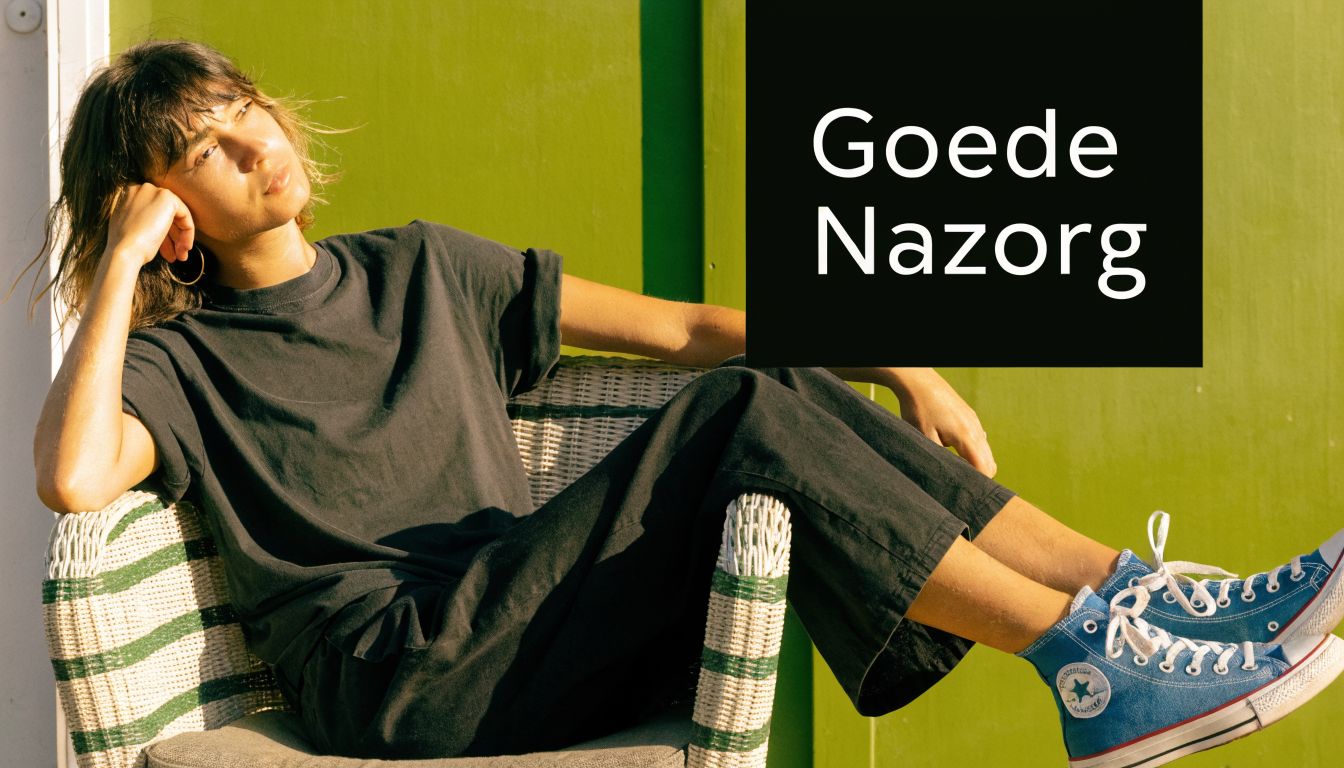 Een ontspannen persoon zittend in een rieten stoel tegen een groene achtergrond met de tekst Goede Nazorg.