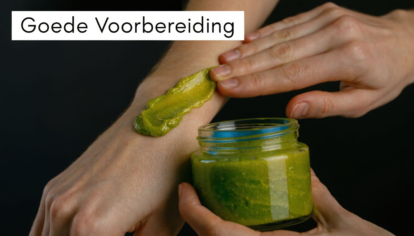Een persoon brengt een groene natuurlijke scrub aan op de arm als voorbereiding voor een spray tan.