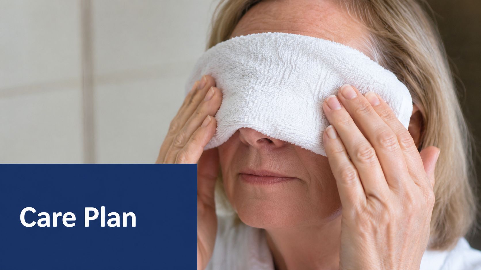 Een volwassen vrouw met blond haar legt een warm washandje over haar ogen voor verzorging.