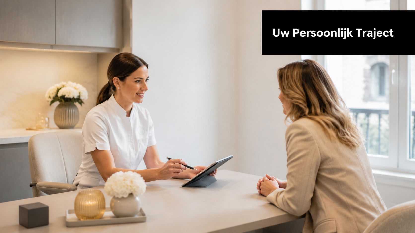 Een schoonheidsspecialiste voert een consultatiegesprek met een klant in een moderne, professionele kliniek of salon.
