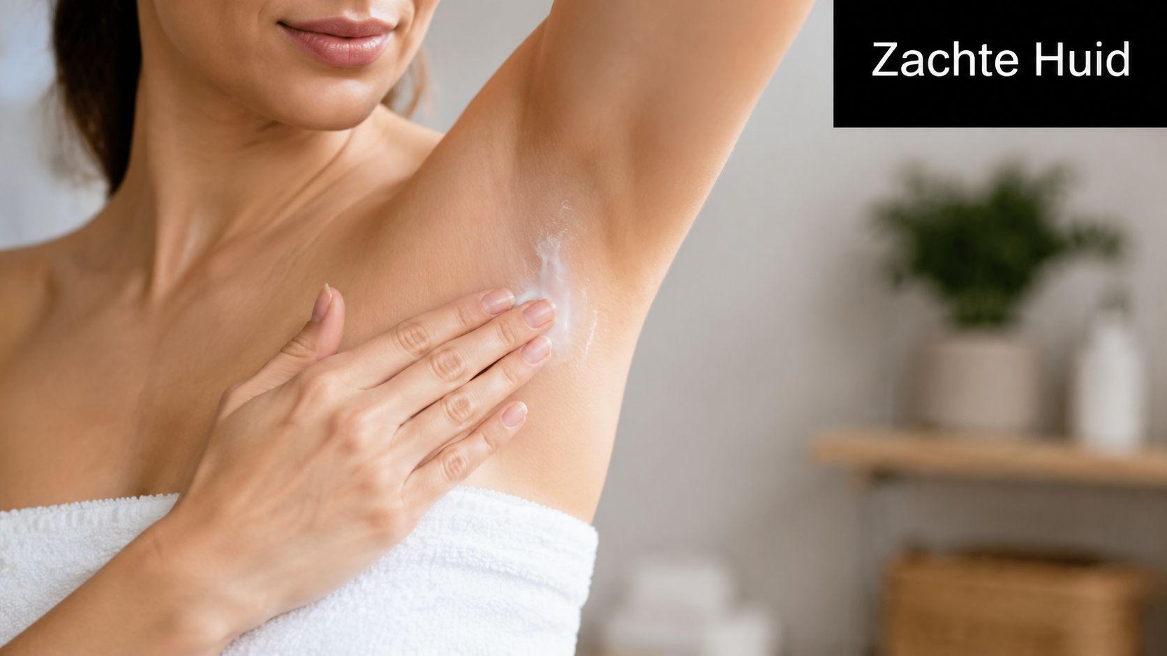 Een vrouw brengt verzorgende crème aan op haar oksel voor een zachte en verzorgde huid.