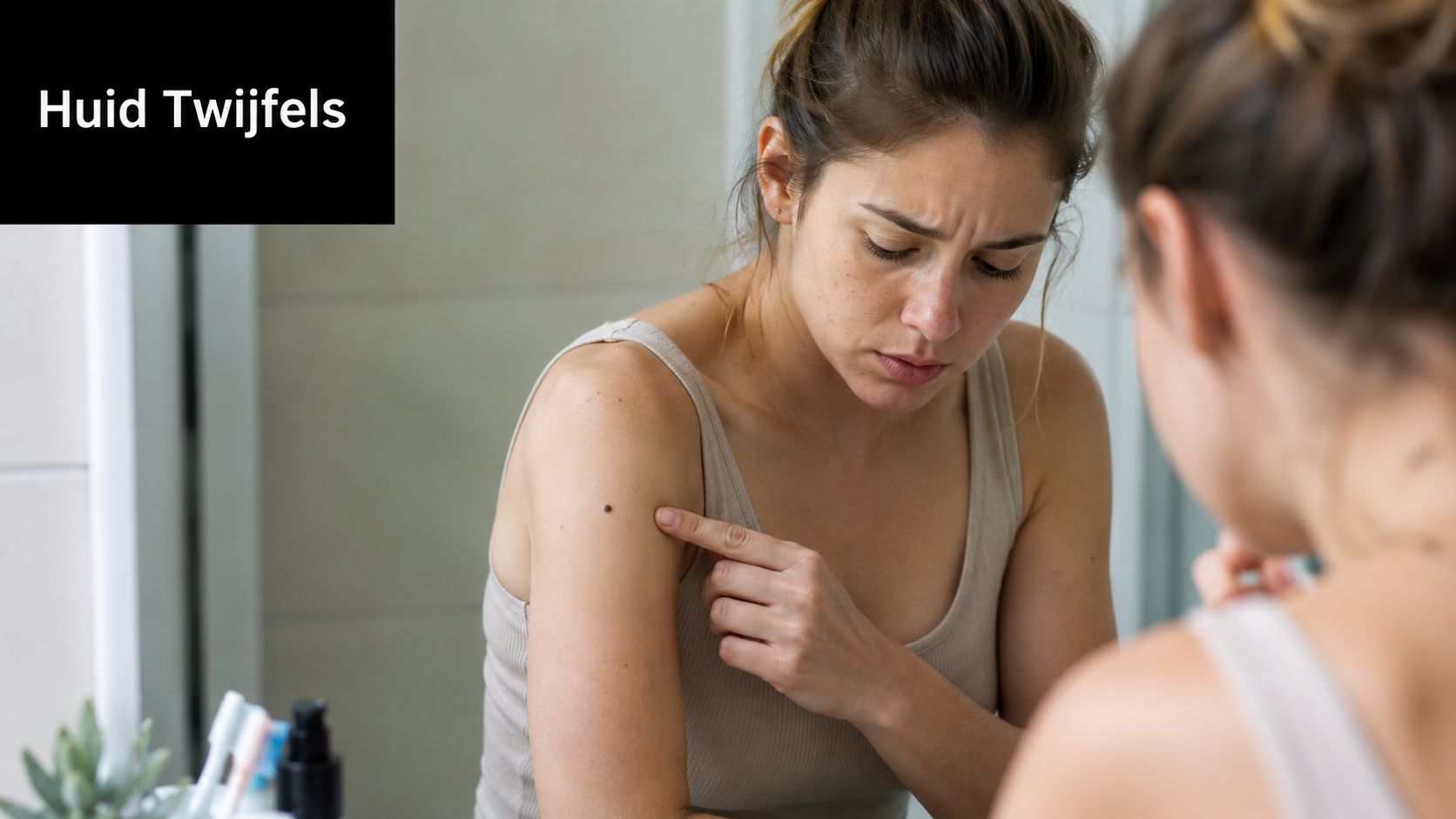 Een bezorgde vrouw kijkt in de spiegel naar een moedervlek op haar bovenarm voor dermatologisch onderzoek.