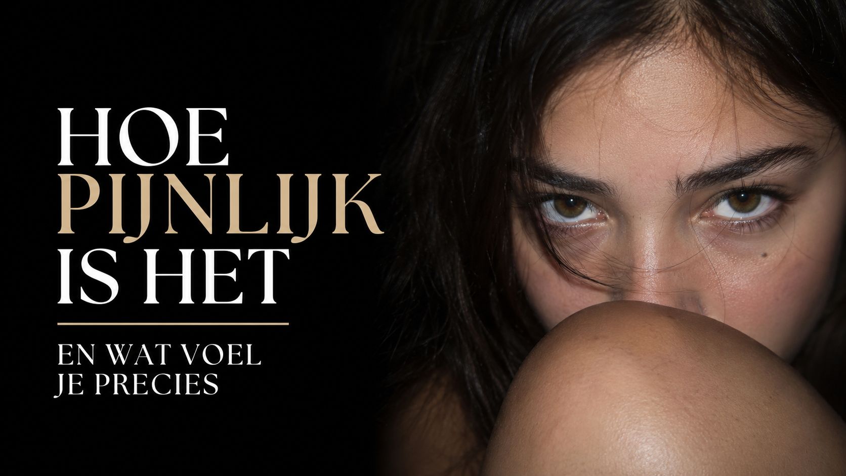 Een vrouw met een peinzende blik kijkt over haar knie, met de Nederlandse tekst over pijnbeleving.