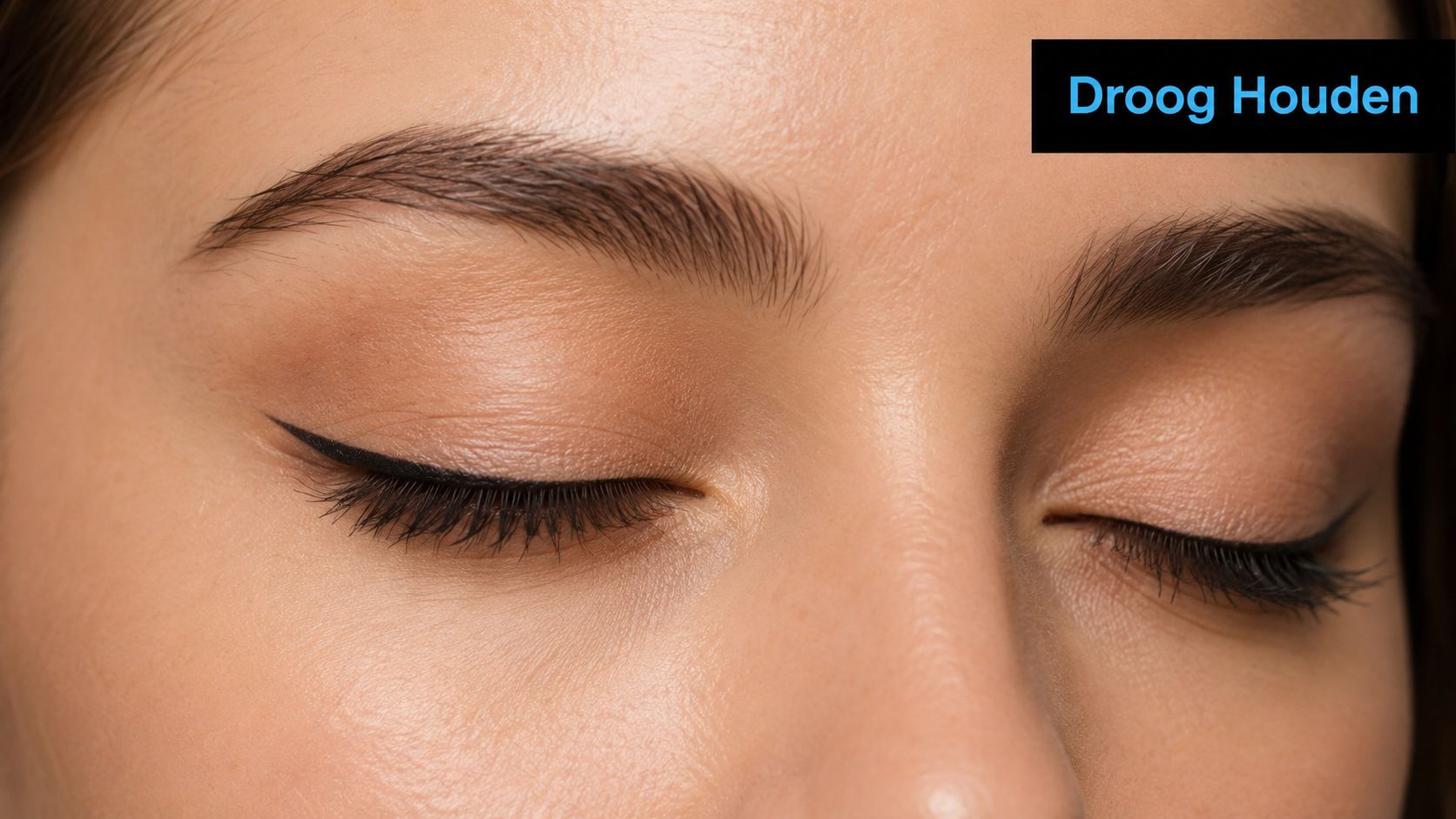 Een close-up van gesloten ogen met perfect aangebrachte zwarte eyeliner als onderdeel van permanente make-up nazorg.