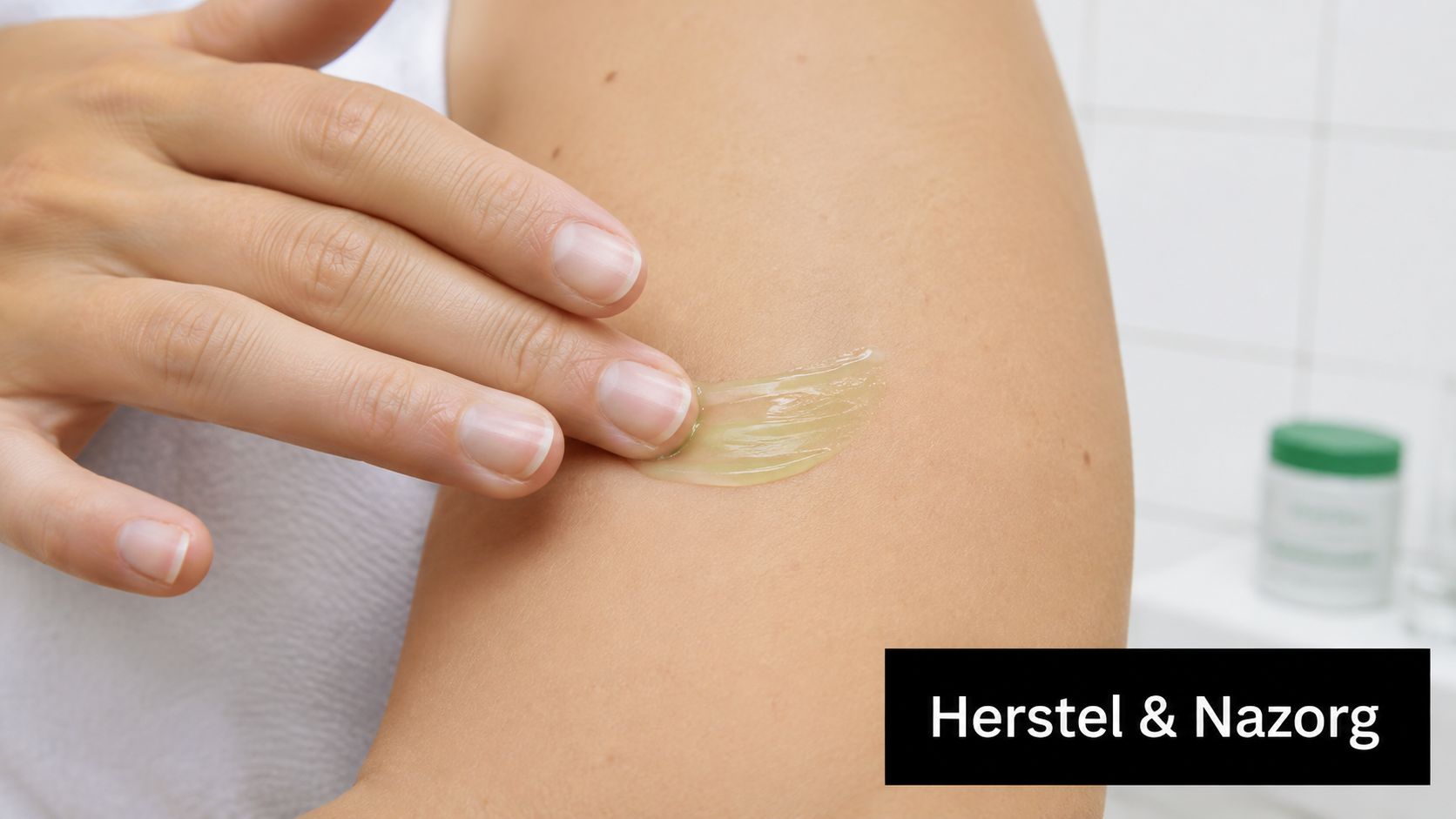Een persoon brengt verzachtende gel aan op de huid voor herstel en nazorg van de huid.