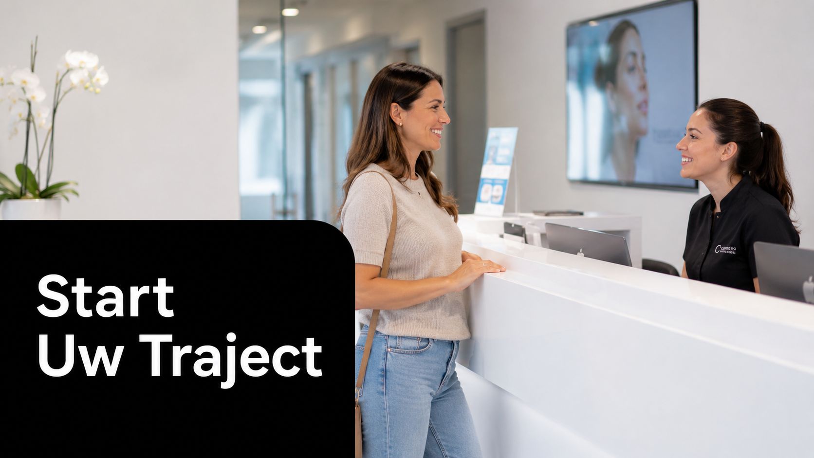 Een vriendelijke receptioniste helpt een glimlachende klant bij de balie van een moderne kliniek voor huidbehandelingen.