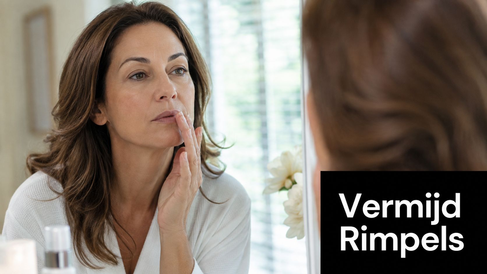Een vrouw kijkt in de spiegel en raakt haar bovenlip aan om tekenen van rimpels te controleren.